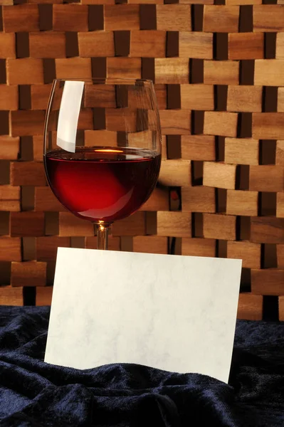 Ποτήρι Κόκκινο Κρασί Και Ποτήρια Στο Τραπέζι — Φωτογραφία Αρχείου