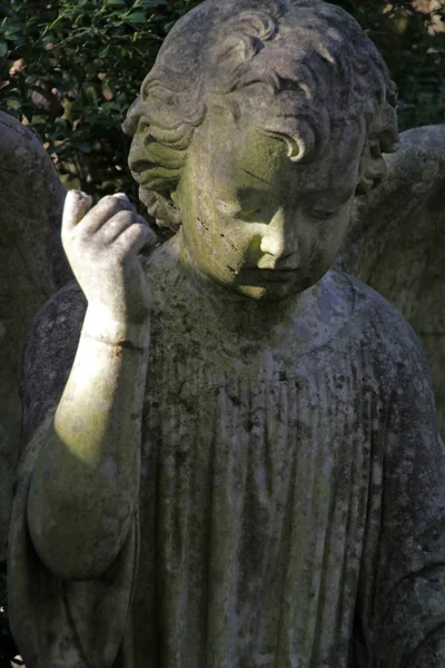 Ελαφρώς Κακοποιημένος Άγγελος Νεκροταφείο — Φωτογραφία Αρχείου