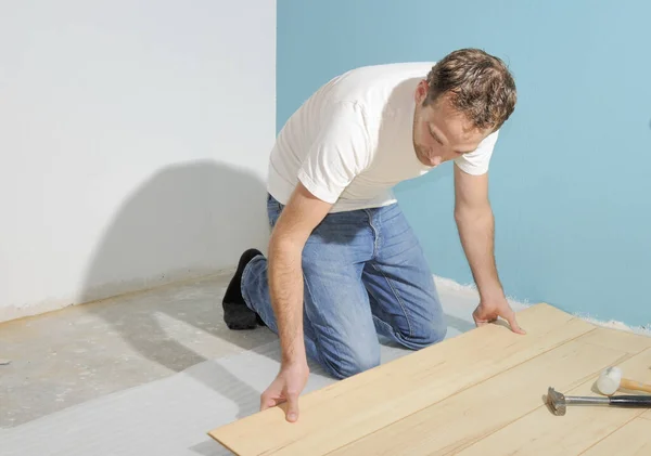 Mężczyzna Instalowanie Laminatu Podłogi Pomieszczeniu — Zdjęcie stockowe