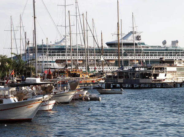 Marina Ein Speziell Gestalteter Hafen Mit Liegeplätzen Für Sportboote Und — Stockfoto