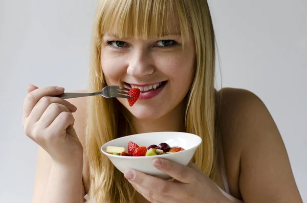 Joven Bonita Mujer Comer Fruta Ensalada — Foto de Stock