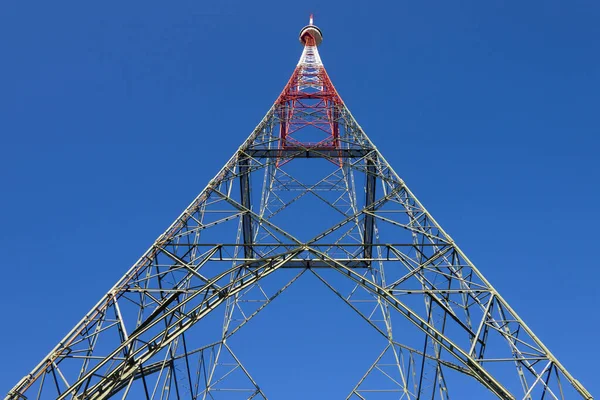 Telekomunikační Věž Proti Modré Obloze — Stock fotografie