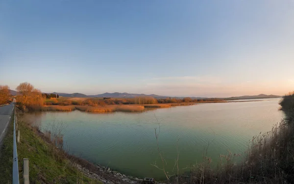 Panorama Jezera Toskánsku Při Západu Slunce — Stock fotografie