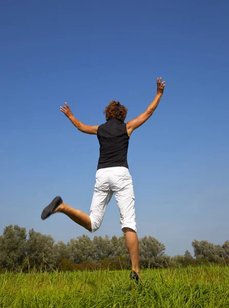 Счастливая Женщина Прыгающая Воздухе — стоковое фото