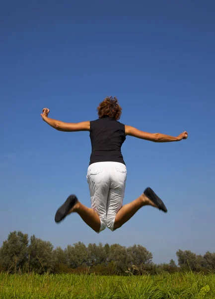 Mujer Feliz Saltando Aire — Foto de Stock