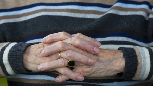 Nahaufnahme Einer Seniorin Beim Händchenhalten — Stockfoto