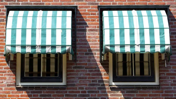 Deux Fenêtres Avec Parasol — Photo