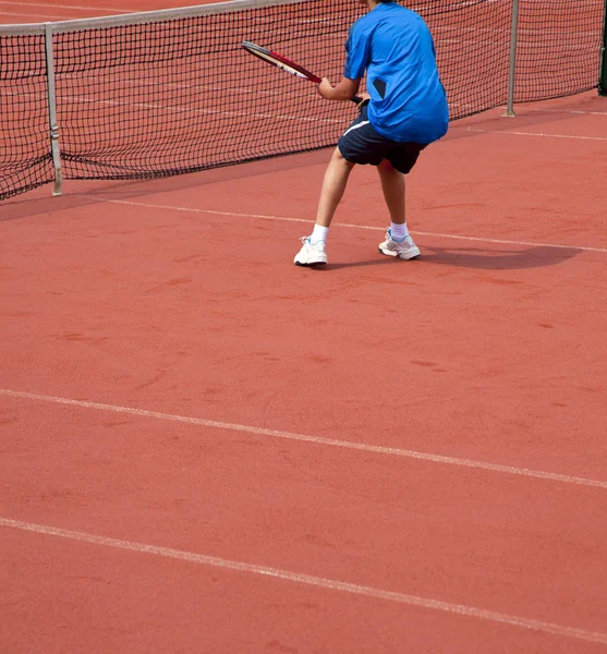 Giovane Tennista Colpisce Theball — Foto Stock