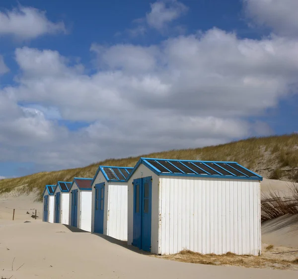 Дома Пляже Голубым Небом — стоковое фото