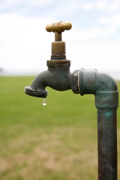 Grifo Agua Con Grifo Válvula Fondo Del Parque — Foto de Stock