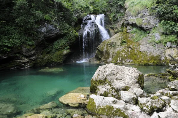 Schöner Wasserfall Auf Naturhintergrund — Stockfoto