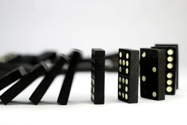 Spadające Domino Białym Tle — Zdjęcie stockowe
