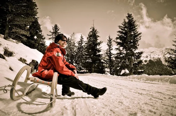 Femme Âgée Assise Sur Luge Soleil Montagne Hiver Neige Pays — Photo