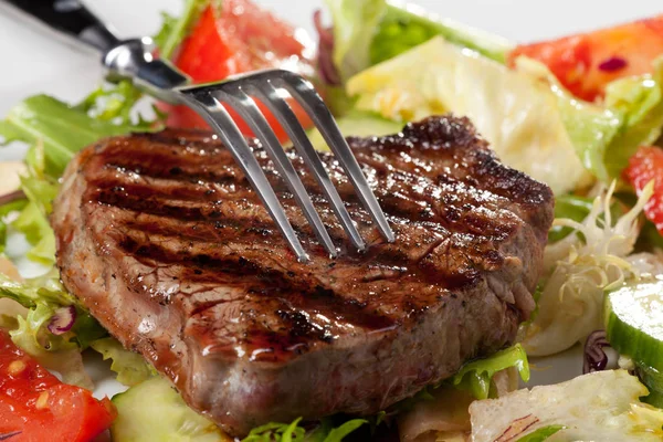 Gabel Auf Einem Gegrillten Steak — Stockfoto