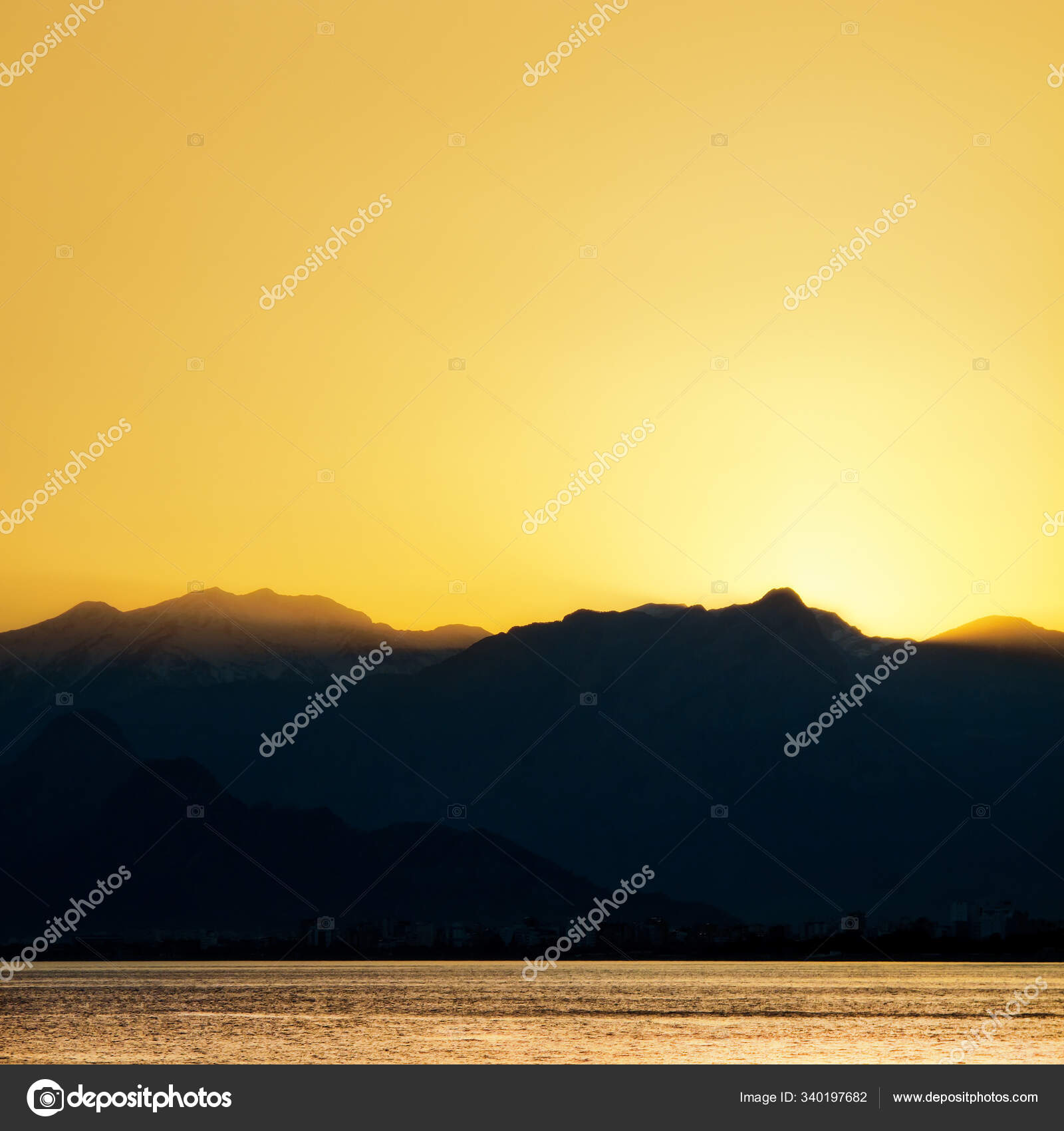 Imagen Del Paisaje Marino Las Altas Montañas Sobre Cielo Claro — Foto de  stock #340197682 © PantherMediaSeller, image size:1600x1700