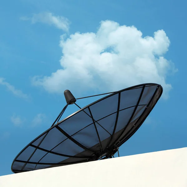 Супутникова Антена Даху Будинку Над Чистим Небом — стокове фото