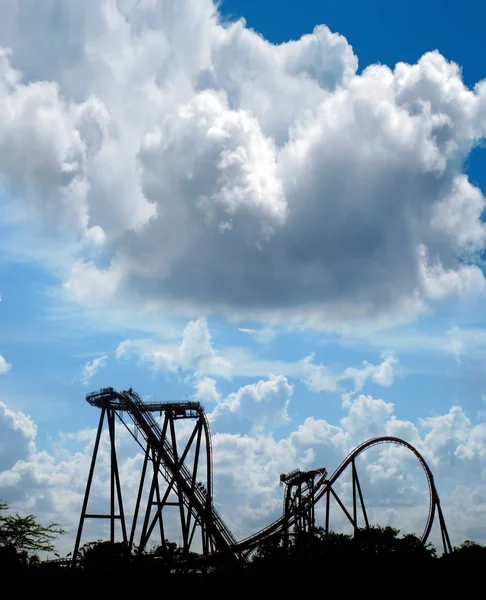 Parque Atracciones Silhouette Paseo Por Cielo Nublado —  Fotos de Stock