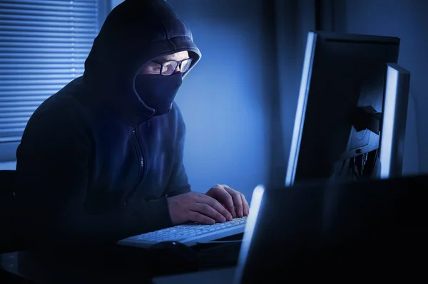 Hacker Onun Bilgisayar Önünde Karanlık Yüzü — Stok fotoğraf