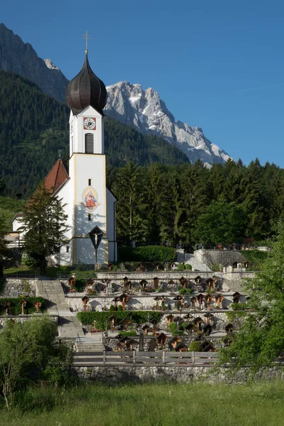 Iglesia Del Pueblo Grainau Pie Las Alpas Con Waxenstein Zugspitze — Foto de Stock