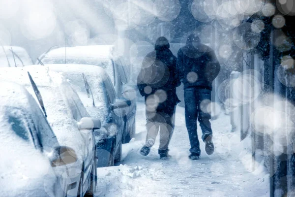 积雪覆盖的停放汽车的图像 — 图库照片