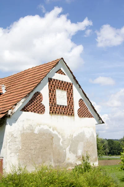 Stary Wiejski Wychodek Ceglanymi Cegłami Kształcie Serca Wiosną Brzegu Dzień — Zdjęcie stockowe