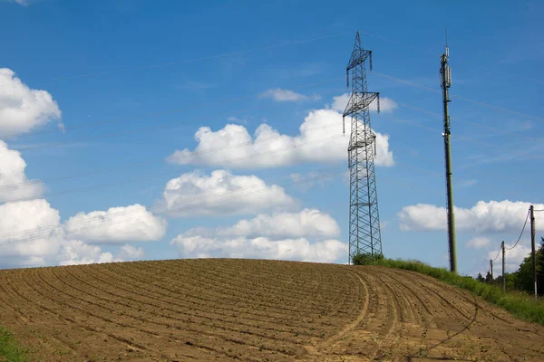 Campo Marrone Con Piloni Elettrici Torri Cellulari Campagna Con Orizzonte — Foto Stock