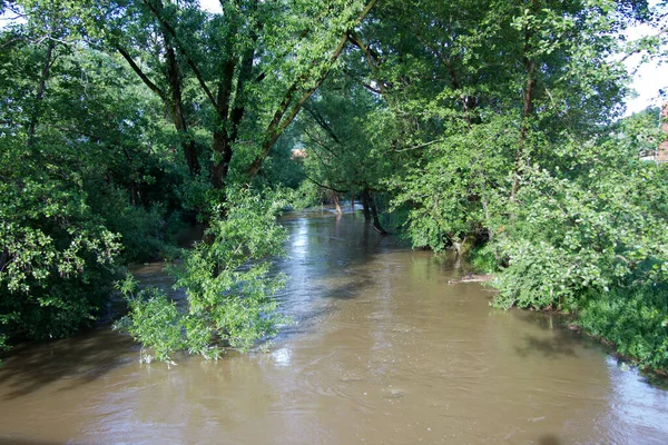 Rivier Leidt Bruine Overstroming Het Platteland Het Voorjaar Bij Dag — Stockfoto