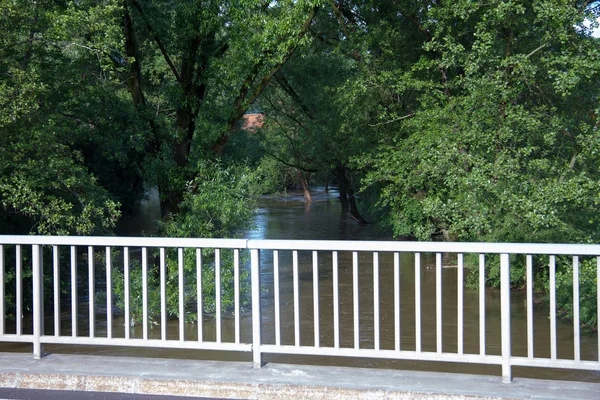 Rivière Passe Marron Inondation Sous Pont Dans Campagne Printemps Jour — Photo