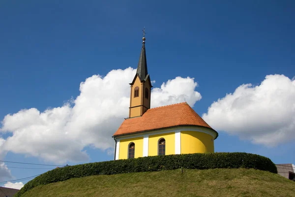 Kapell Sluttning Land Med Vacker Blå Himmel Och Några Moln — Stockfoto