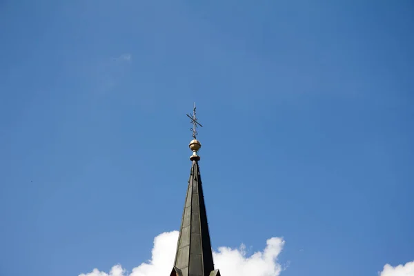 Kirchturmspitze Mit Kreuz Einer Christlichen Kapelle Vor Blauem Himmel Und — Stockfoto