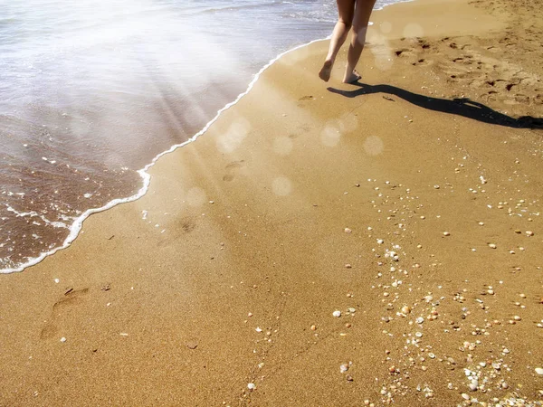 Close Jovem Mulher Adulta Andando Praia Areia — Fotografia de Stock