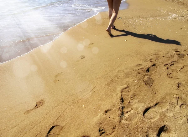Close Jovem Mulher Adulta Andando Praia Areia — Fotografia de Stock