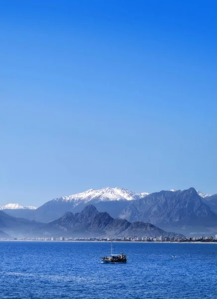 Imagen Paisaje Altas Montañas Barco Sobre Cielo Despejado Antalya Turquía — Foto de Stock