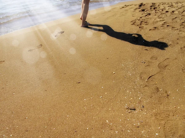 Close Jovem Mulher Adulta Andando Praia Areia — Fotografia de Stock