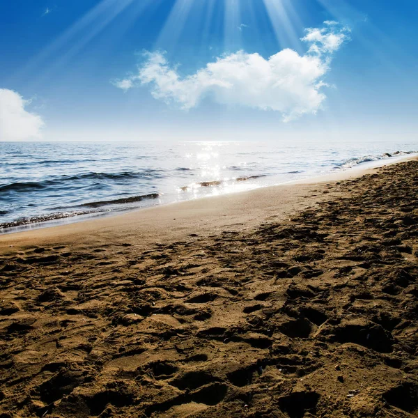 Cor Dourada Vazia Praia Areia Céu Ensolarado Com Raio Sol — Fotografia de Stock