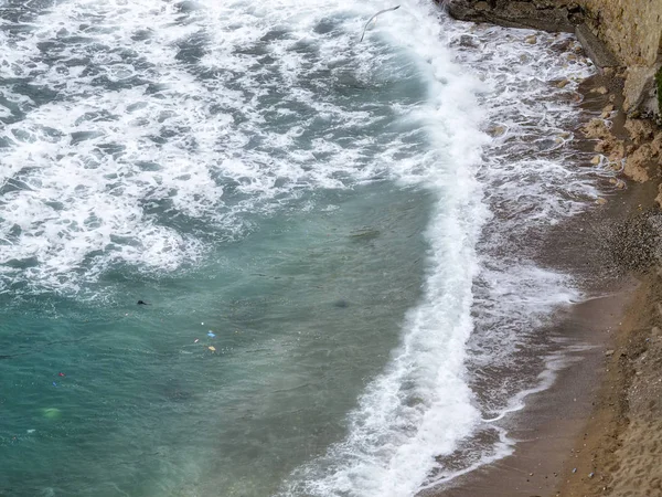 海浪高耸的海滩海景图像 — 图库照片