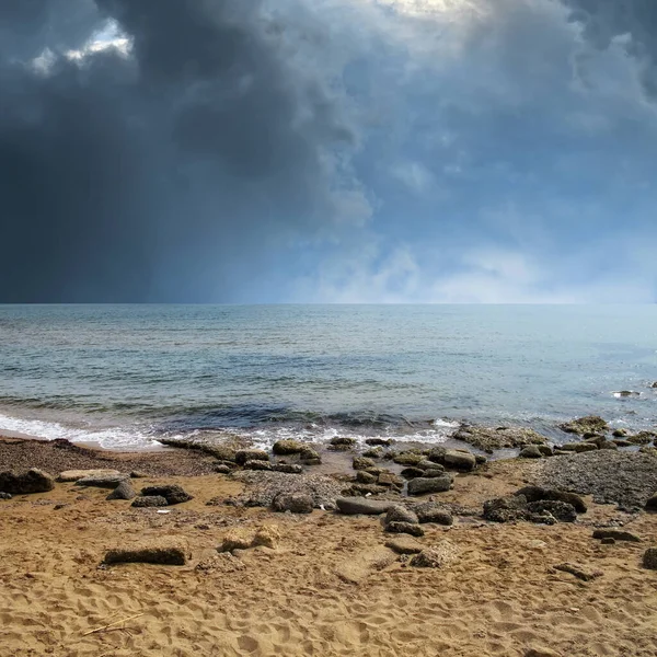 Immagine Del Paesaggio Marino Della Spiaggia Sabbiosa Rocciosa Sopra Cielo — Foto Stock