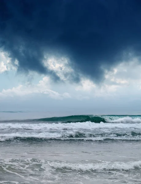 Imagem Paisagem Marinha Ondas Mar Sobre Céu Tempestuoso — Fotografia de Stock