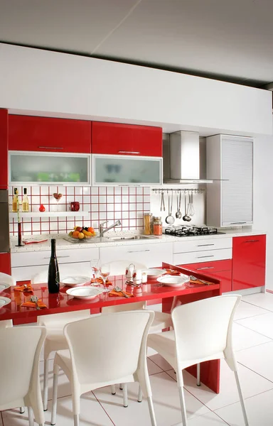 Limpar Moderna Cozinha Vermelha Escrivaninha — Fotografia de Stock