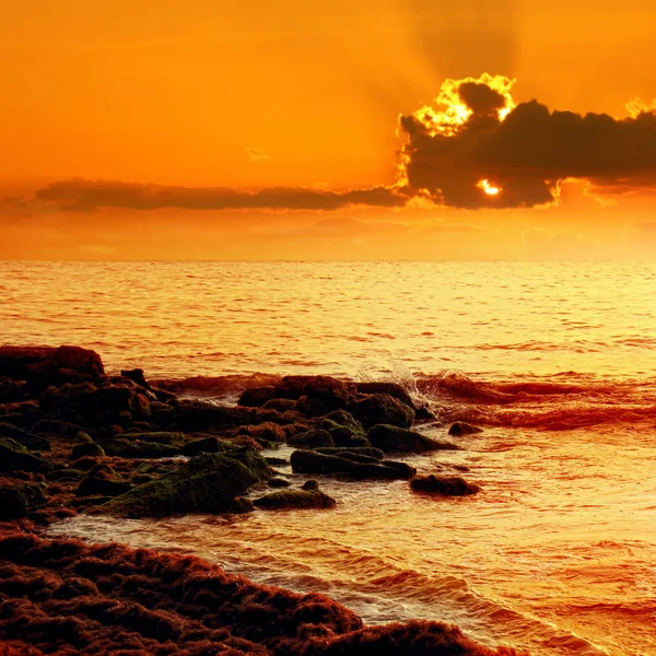 Oranžový Přímořský Plášť Nad Oblačným Západem Slunce — Stock fotografie