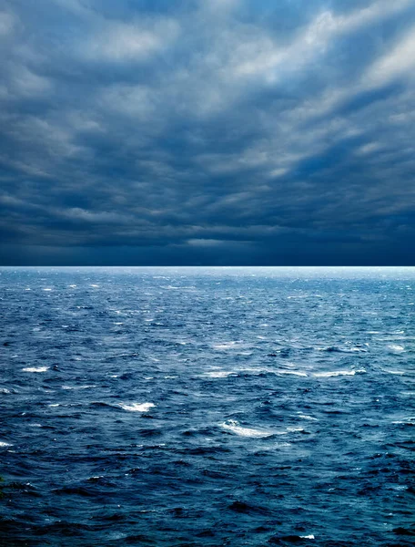 Havsutsikt Bild Blåsigt Väder Och Vågor Havet Över Molnig Himmel — Stockfoto