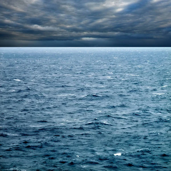 Havsutsikt Bild Blåsigt Väder Och Vågor Havet Över Molnig Himmel — Stockfoto