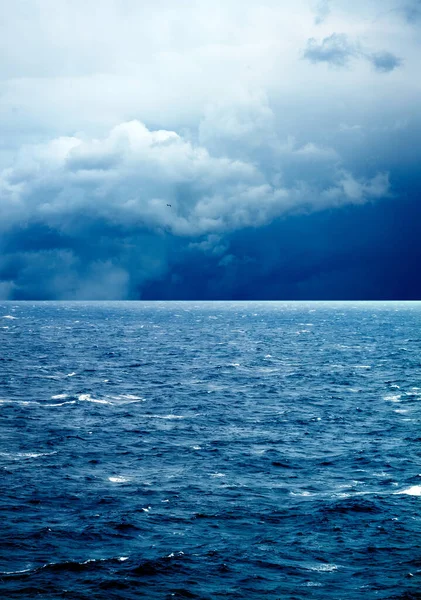 Přímořská Krajina Obraz Větrného Počasí Vln Moři Přes Zamračenou Oblohu — Stock fotografie