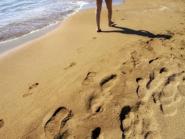 Закрыть Молодую Взрослую Женщину Идущую Песчаному Пляжу — стоковое фото