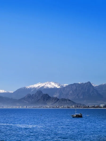 Imagen Paisaje Altas Montañas Barco Sobre Cielo Despejado Antalya Turquía — Foto de Stock