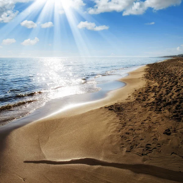 Cor Dourada Vazia Praia Areia Céu Ensolarado Com Raio Sol — Fotografia de Stock