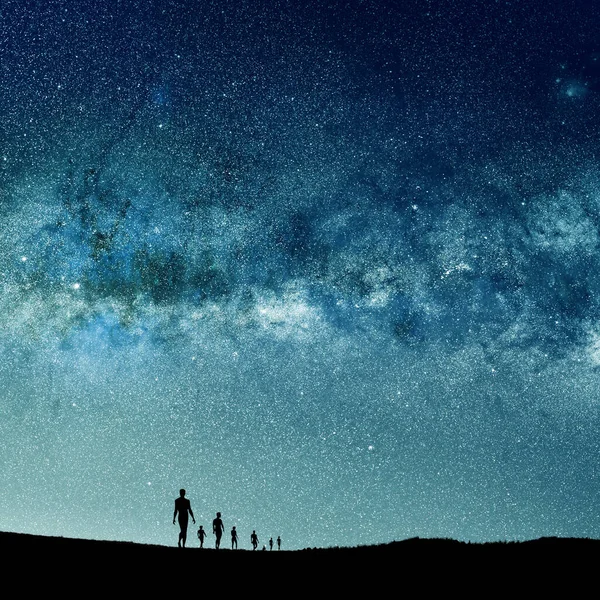 Концептуальное Изображение Силуэтированных Людей Абстрактных Вселенских Огней Изображения Галактик Наса — стоковое фото