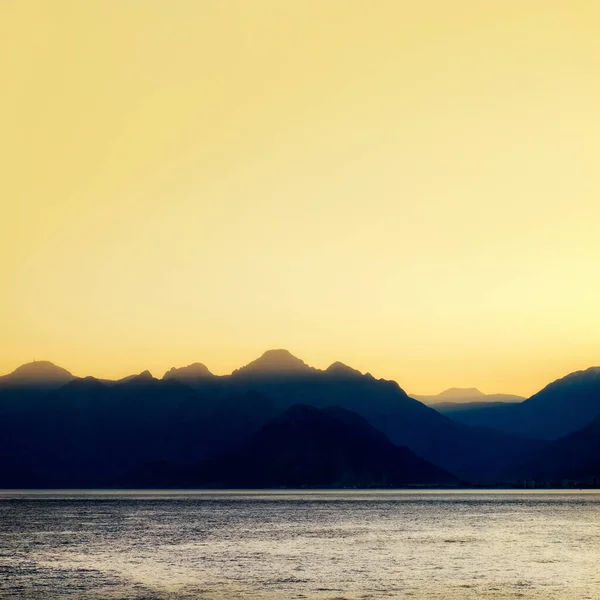 Θαλασσογραφία Ψηλά Βουνά Πάνω Από Καθαρό Ηλιοβασίλεμα Στην Αττάλεια Της — Φωτογραφία Αρχείου