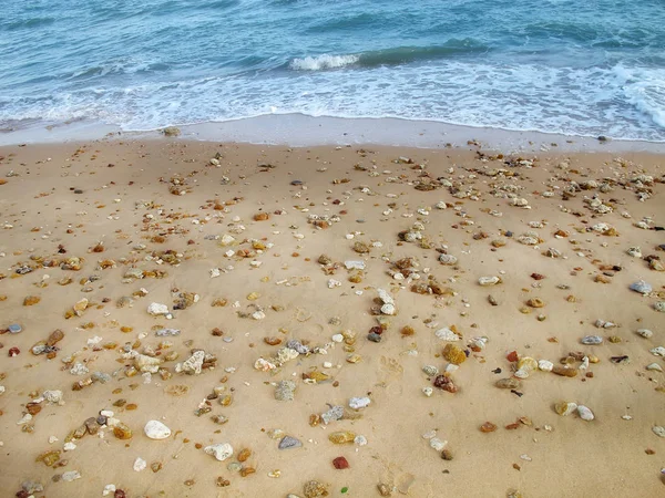 Dicht Zand Kiezels Strand Golven — Stockfoto