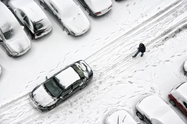 Erhöhte Sicht Auf Geparkte Autos Mit Schnee Bedeckt — Stockfoto